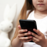 Ekran Zamanı ve Çocuk Gelişimi: Eğitim ve Eğlence Dengesi